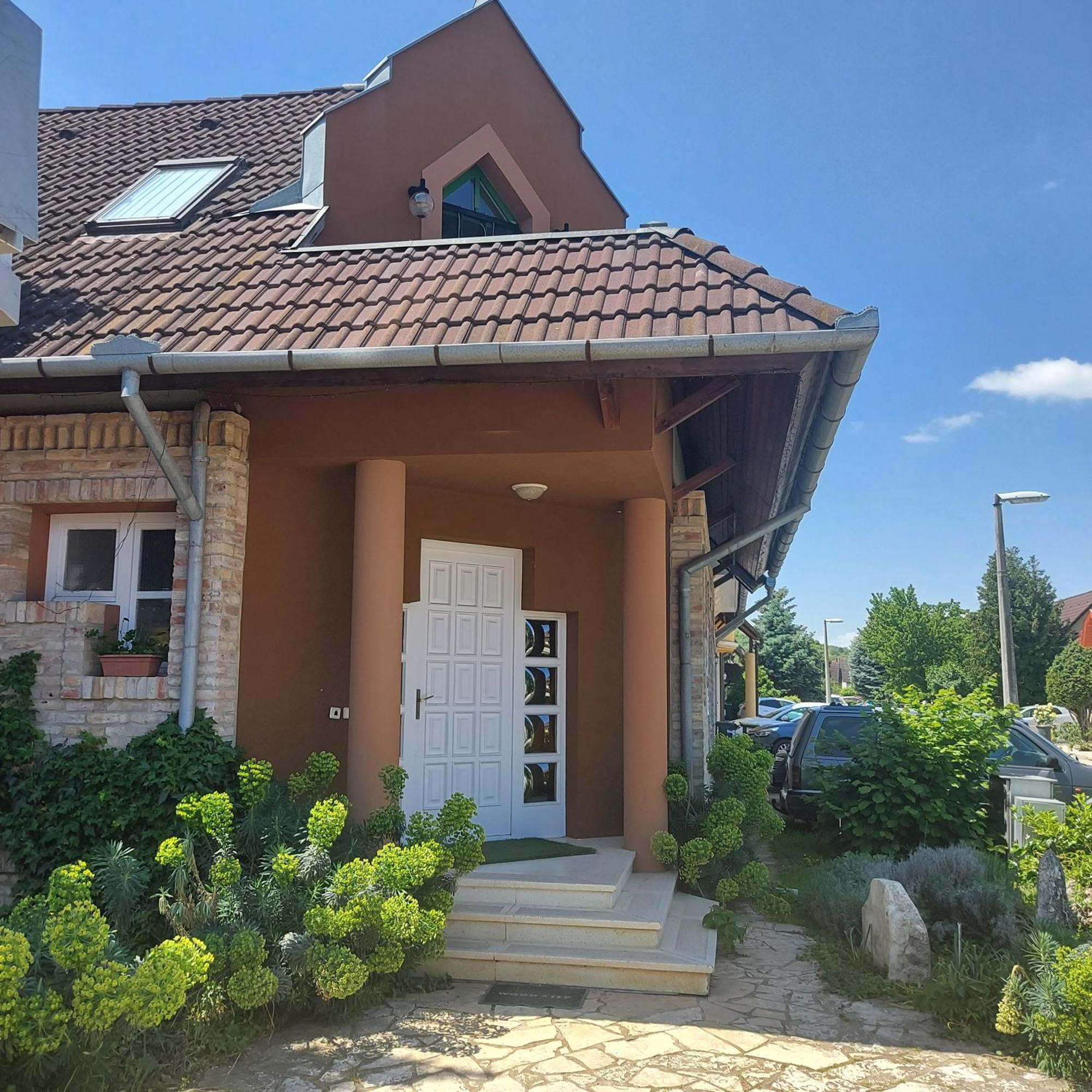 佩特拉温德加兹酒店 Szekszárd 外观 照片